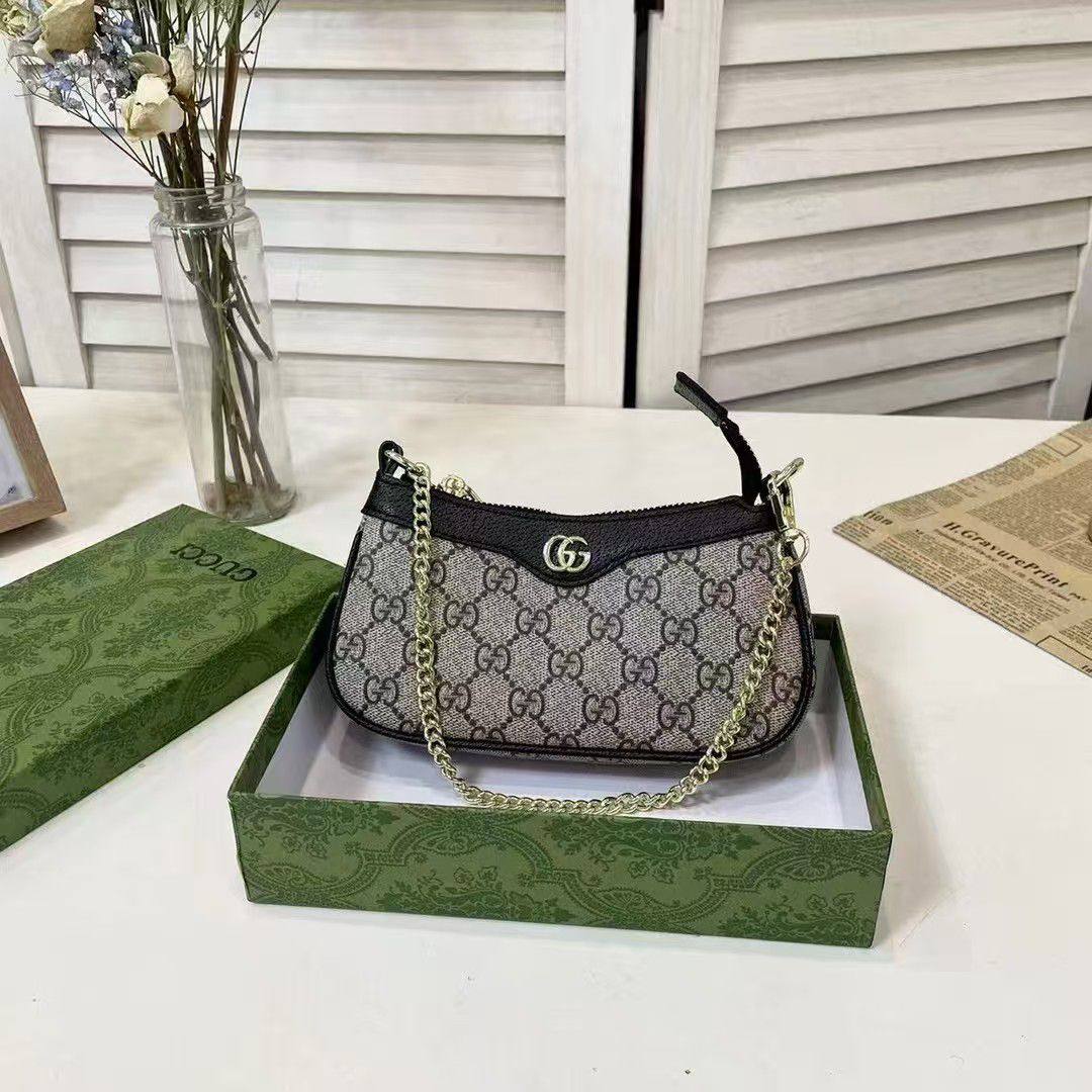 Gucci
90 dhs✅
Good  quality
Size: 19.5cm

with box
🎁🎁🎁

Zain74
♥️♥️♥️