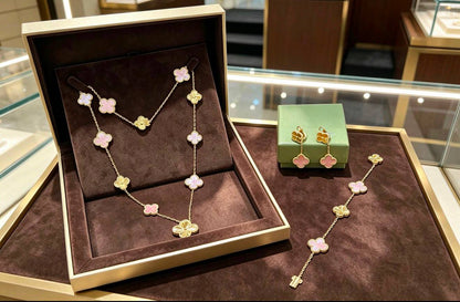 VCA SET 
Necklace 🦋
Earring❤️‍🔥
Bracelet ✨
Master quality 💯
With normal boxes 🗃️ 
235 dhs🇦🇪🇦🇪


With master box 📦 
305 dhs🇦🇪🇦🇪

Zain216
♥️♥️♥️