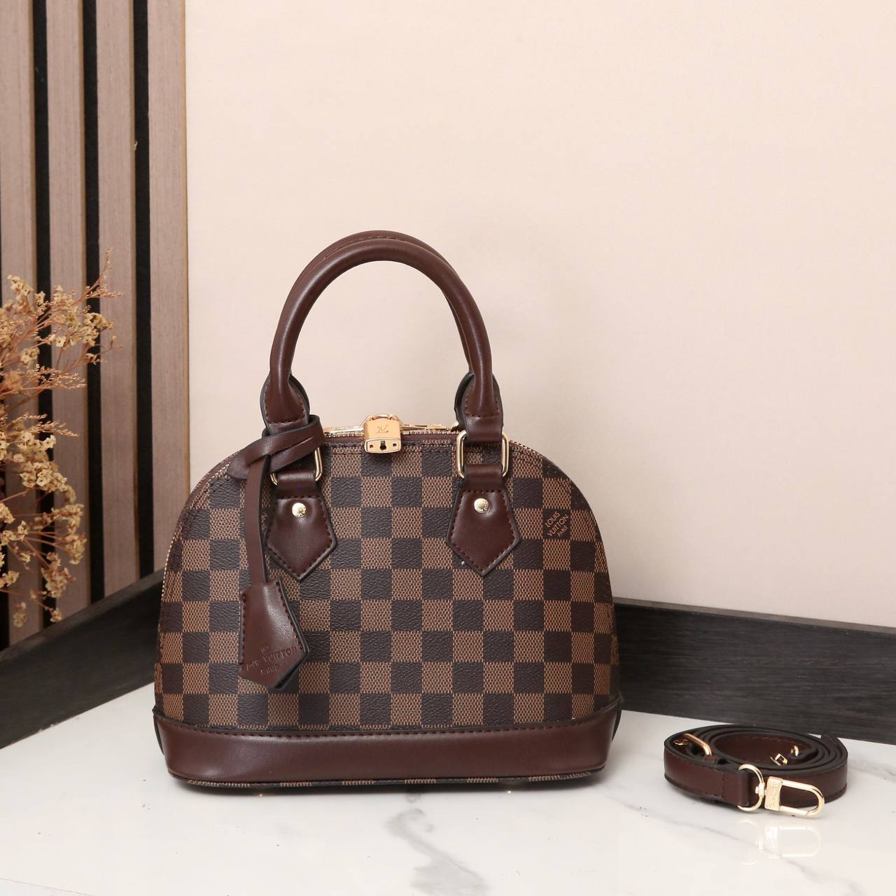 LV
BEST QUALITY 

WITH BOX’S 
🎁🎁🎁

120 dhs✅

size 23CM

Zain290
♥️♥️♥️