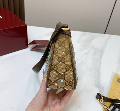 GUCCI
 COPY ONE 
SPECIAL OFFER 
WITH BOX 
140 dhs💓
Size:25cm

Zain295
♥️♥️♥️