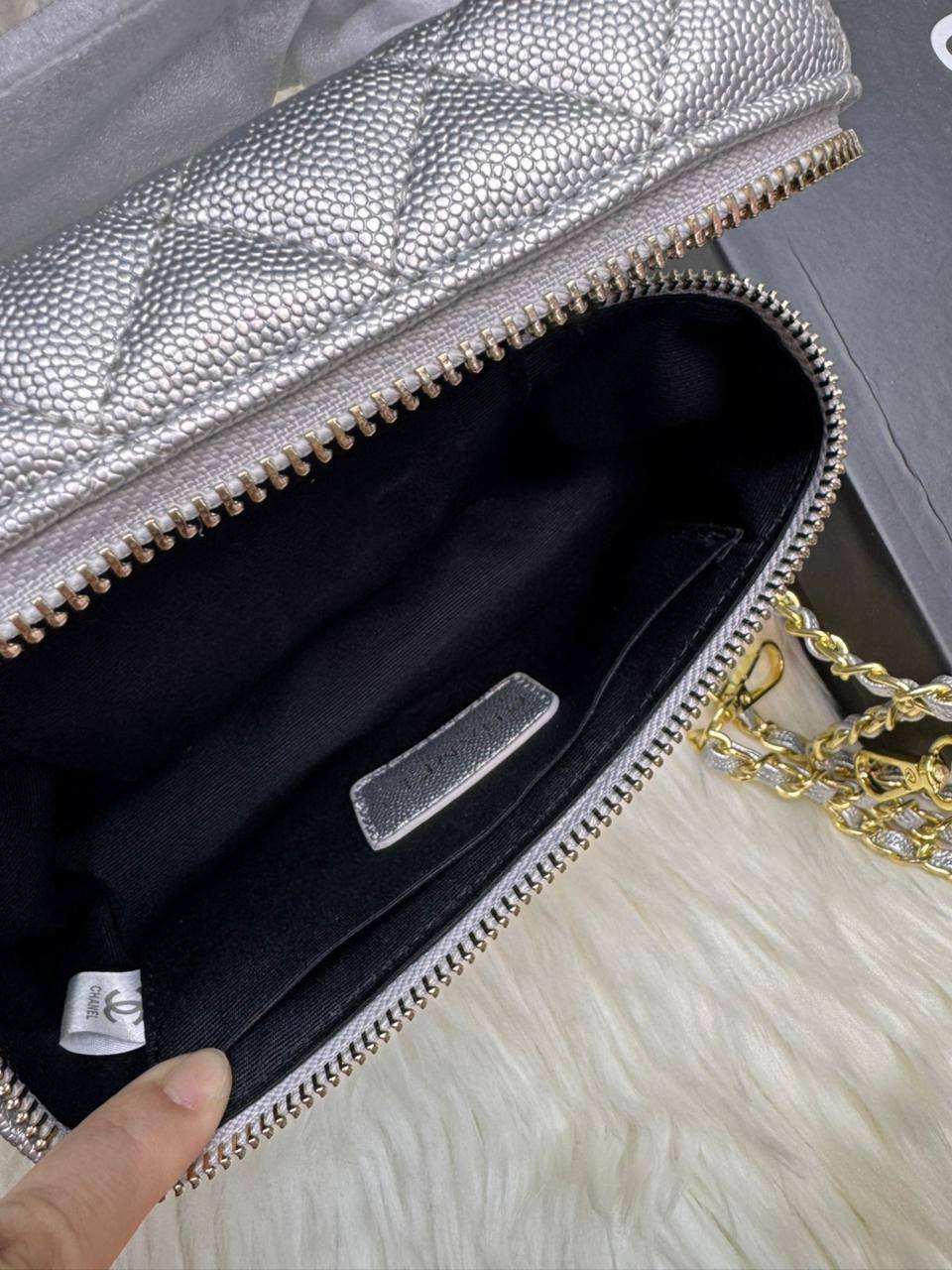 🌸 Chanel LP 
1️⃣ First quality +🎁
Size :  19 * 13  cm
80 dhs❣️

with box 🎁

Zain115
♥️♥️♥️