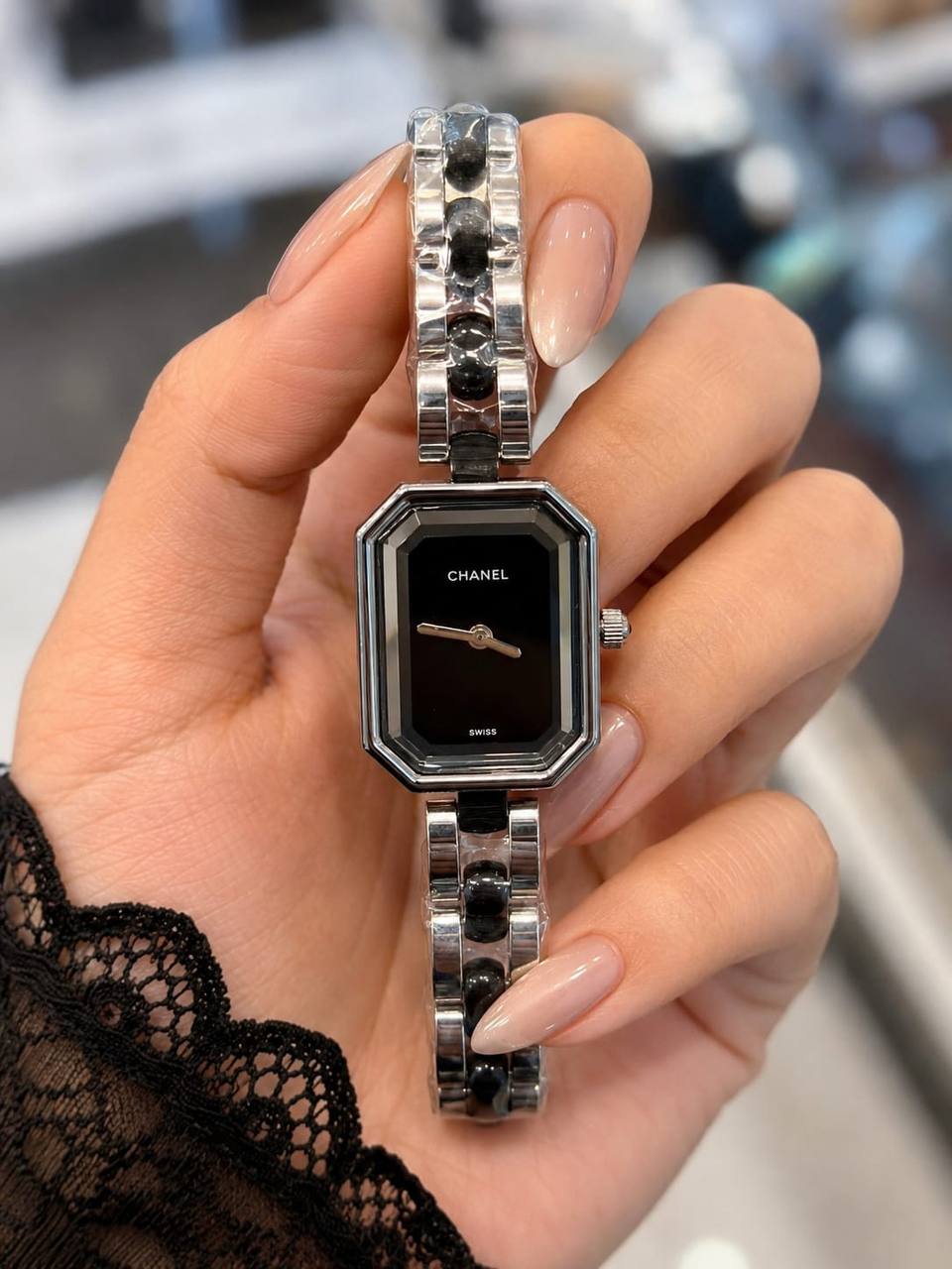 Chanel 
watch for ladies good quality
260 dhs💓

Zain59
♥️♥️♥️