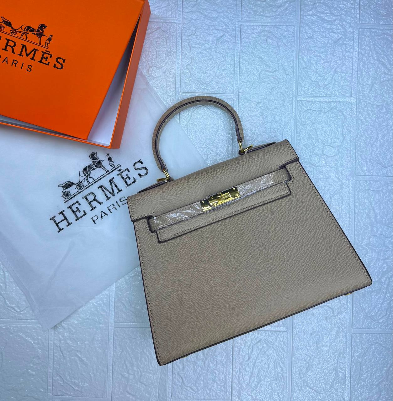 Hermes
105 dhs✅
Good  quality
Size:25cm

Zain74
♥️♥️♥️