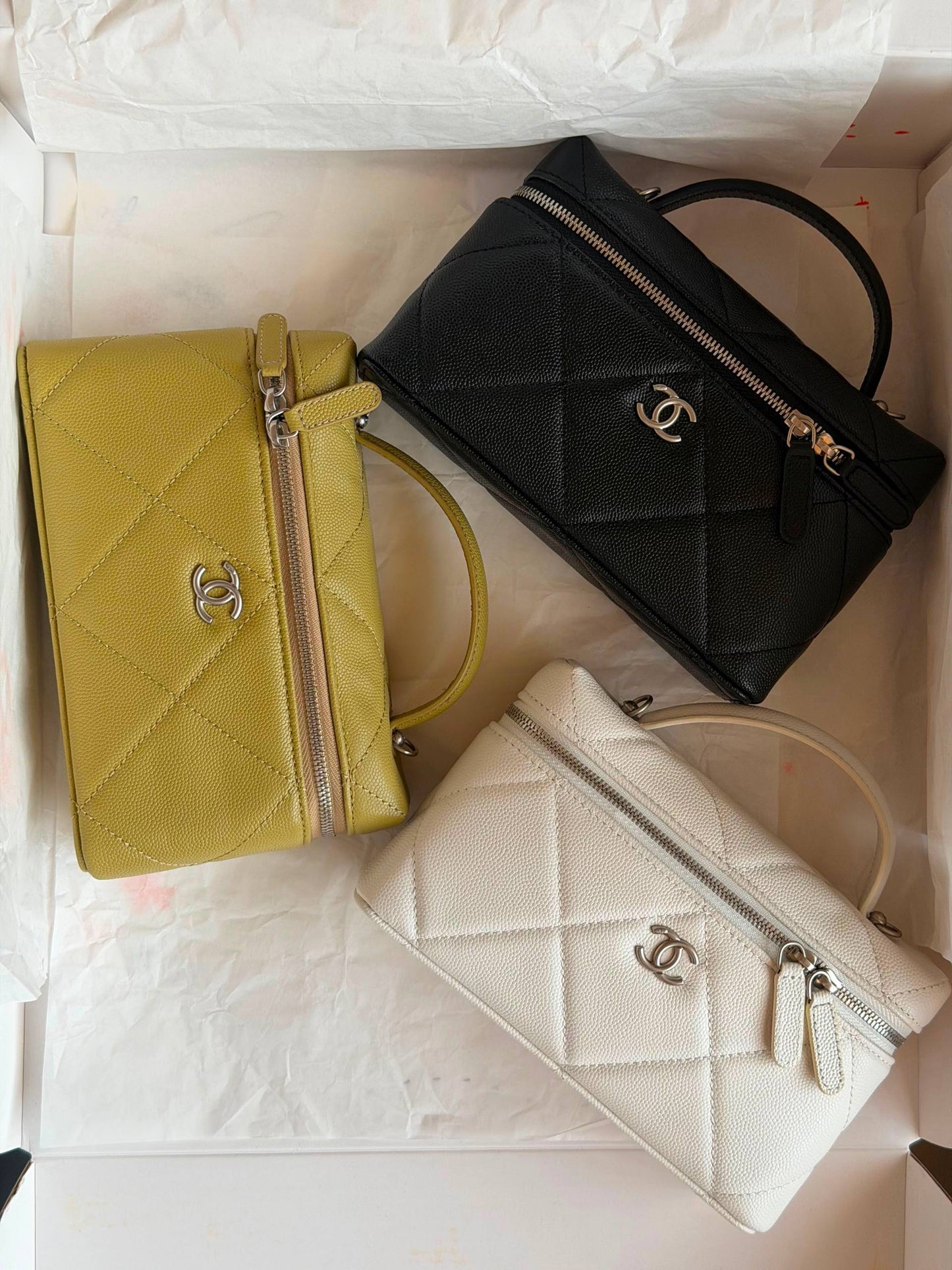 CHANEL
𝐕𝐚𝐧𝐢𝐭𝐲 𝐁𝐚𝐠 𝐖𝐢𝐭𝐡 𝐂𝐡𝐚𝐢𝐧 
950 dhs✅
Full Packge Super Master

ETAG4
♥️♥️♥️