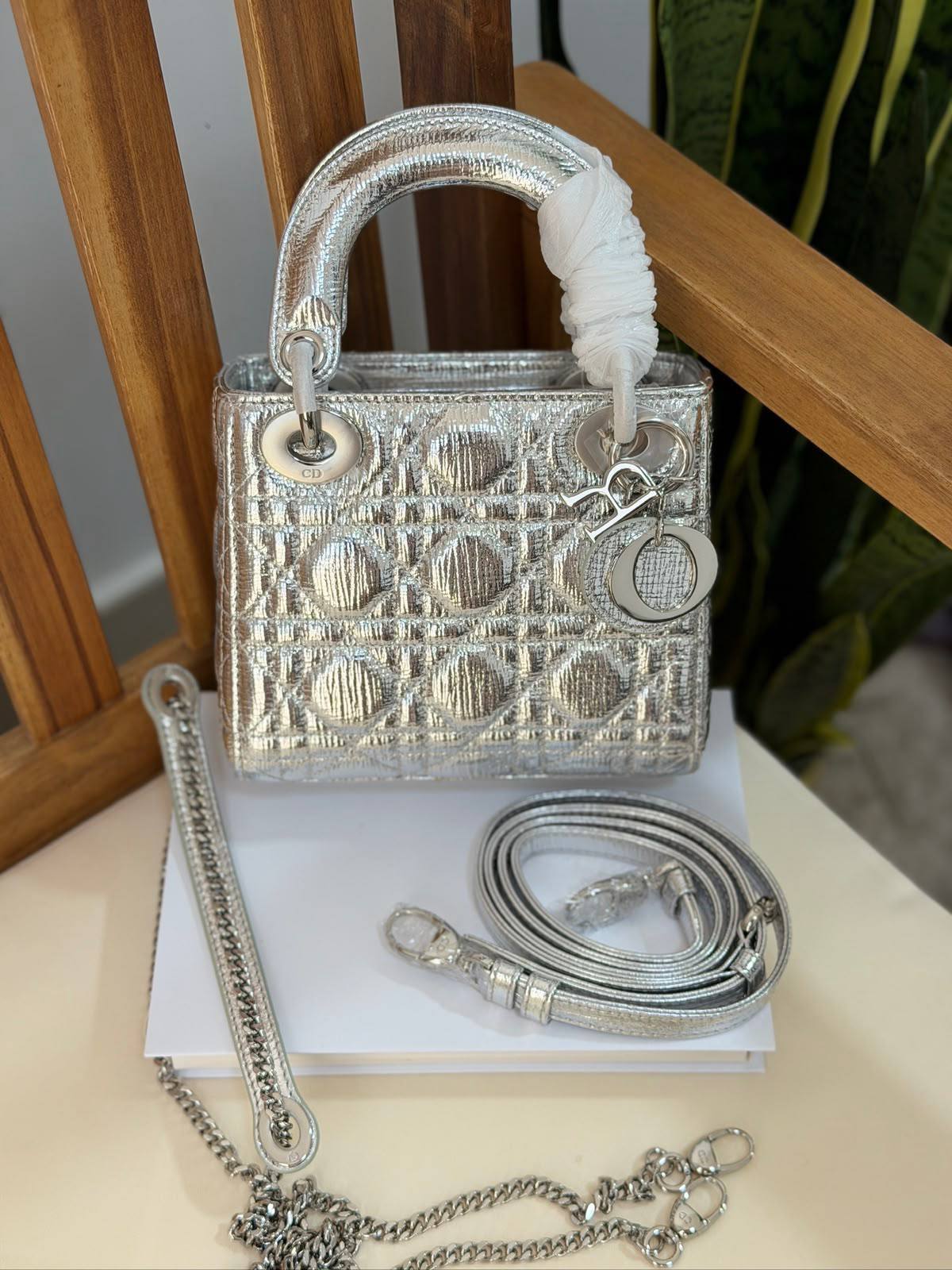DIOR 
Super Master Quality 
Original Packing 
17cm

For Price 👇 WhatsApp✅
0568585901 
0507557372
0552275751 Owner Zain 👌

Zain321
♥️♥️♥️
