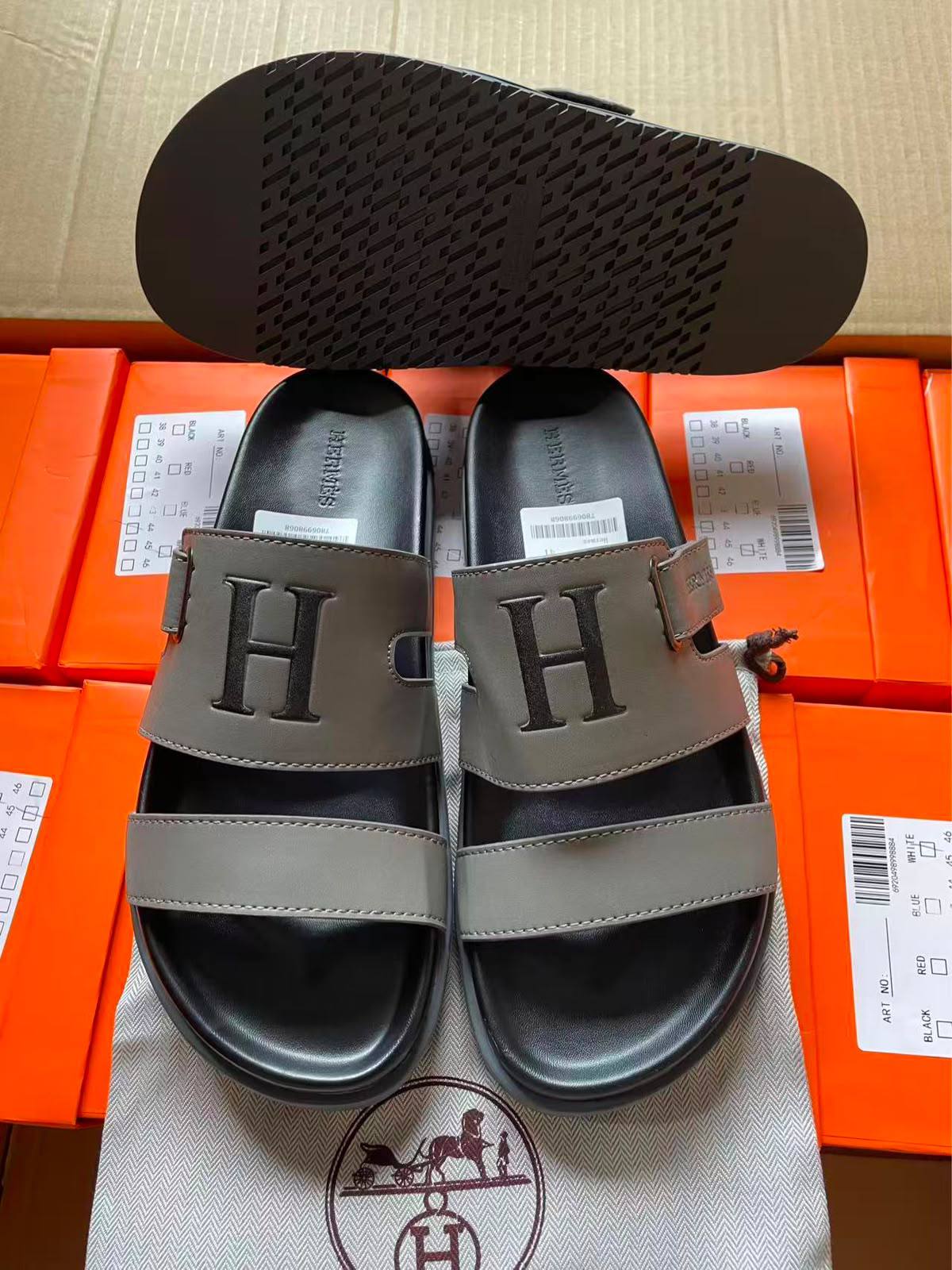 Hermes men slipper,
High Quality New Arrived, 
Size 40 To 45

105 dhs🇦🇪🇦🇪

Zain120
♥️♥️♥️
