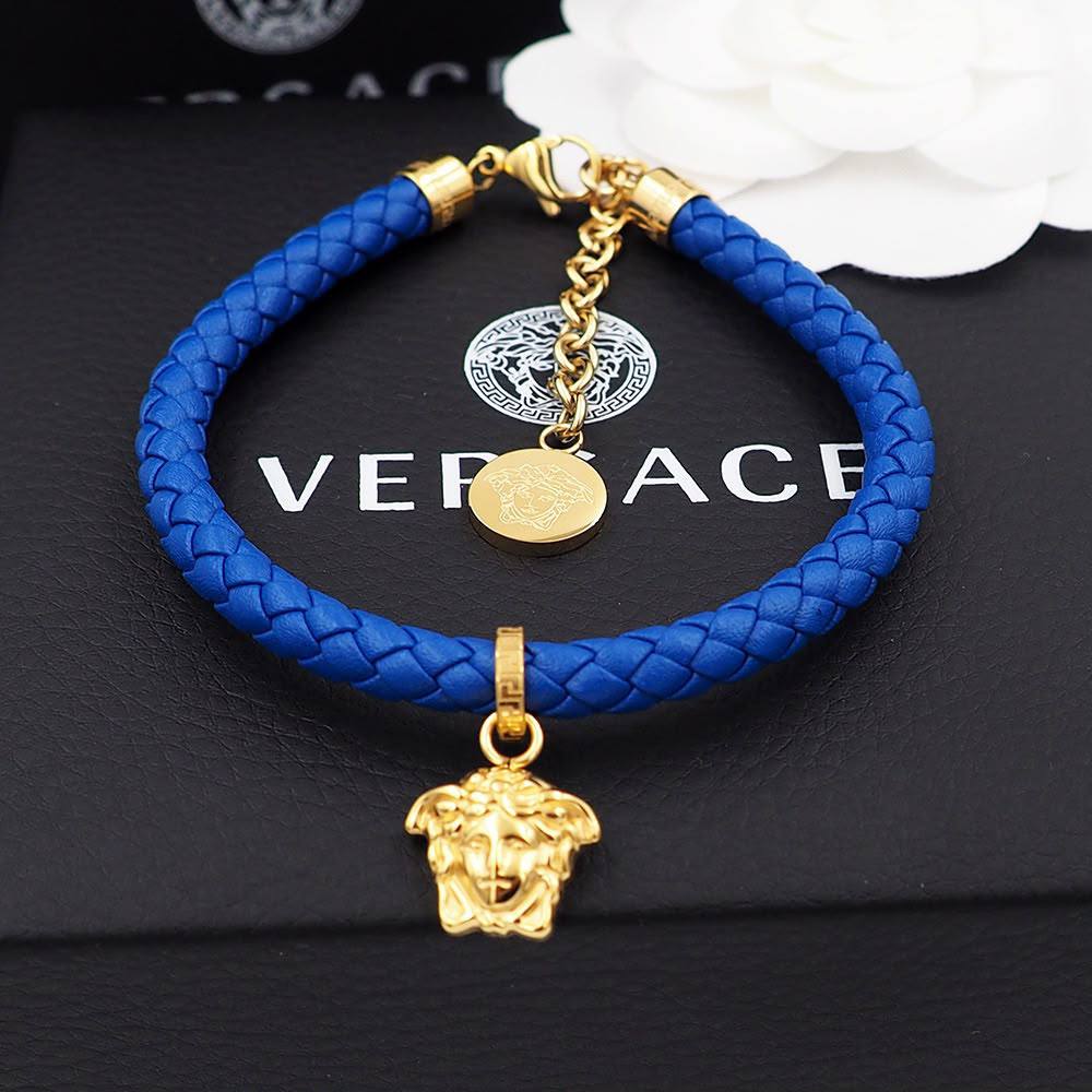 VERSACE 
Bracelet ✨
For men🍁
Master quality 💯
With normal boxes 📦 
45 dhs🇦🇪🇦🇪

Zain216
♥️♥️♥️