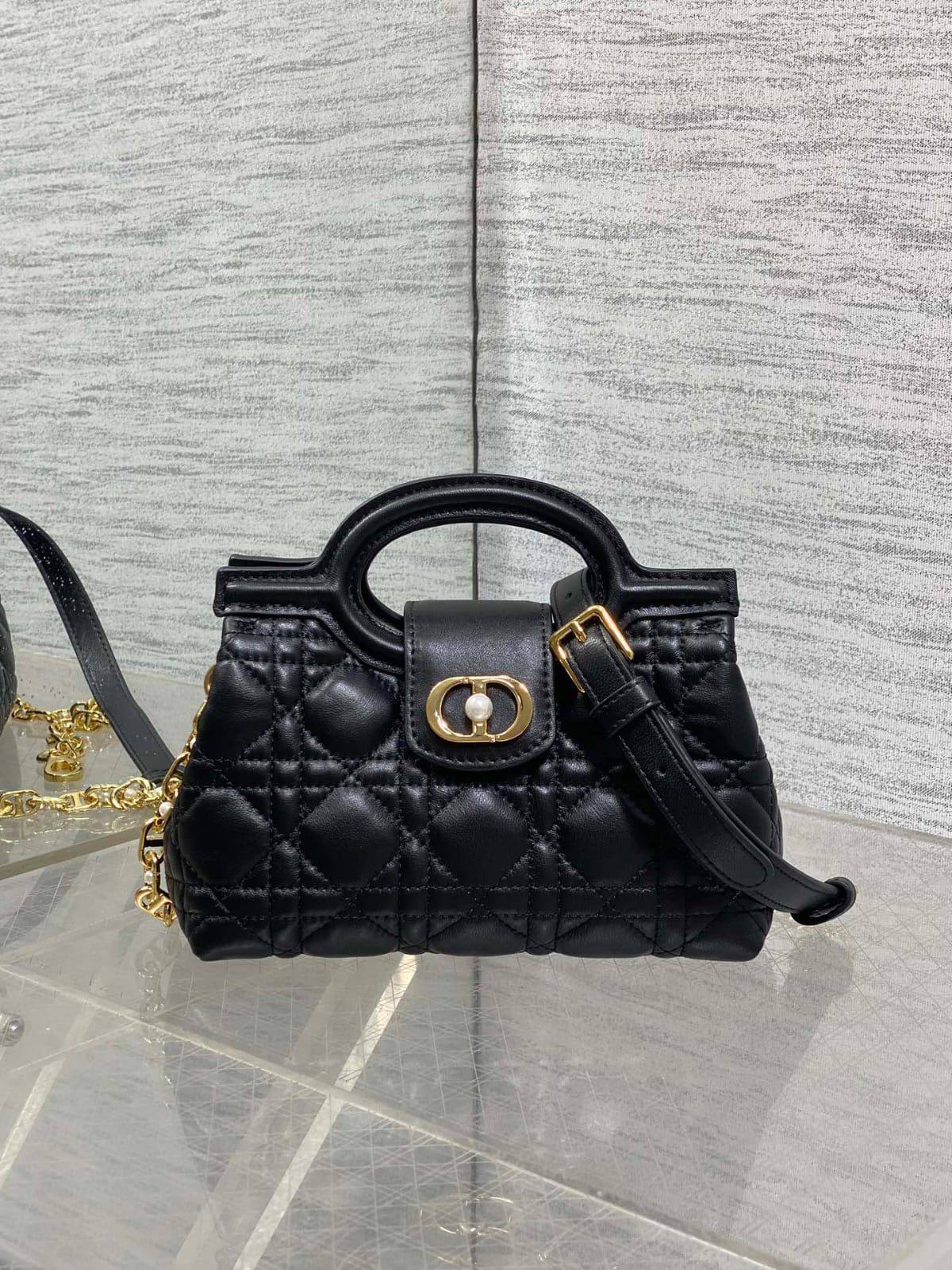 Dior Jolie Top Handle Mini Bag✅*
*Size 18 cm*
*Super Master*
For Price 👇 WTSP Text Zain 0568585901

Zain274
♥️♥️♥️