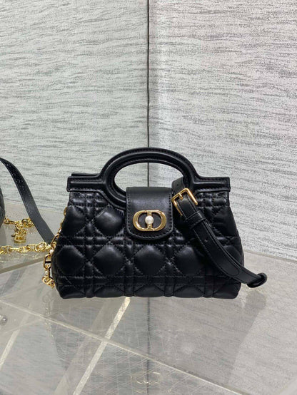 Dior Jolie Top Handle Mini Bag✅*
*Size 18 cm*
*Super Master*
For Price 👇 WTSP Text Zain 0568585901

Zain274
♥️♥️♥️