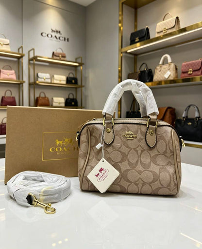 Coach
90 dhs✅
with box 
Size:18*12*9

Zain07
♥️♥️♥️