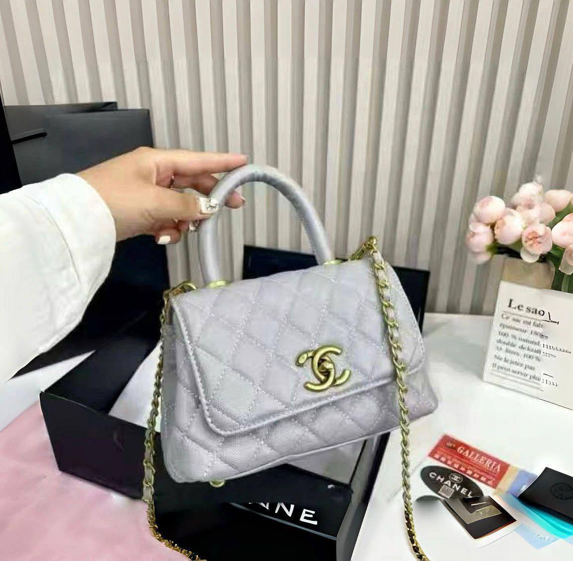 CHANEL
 NEW CAME GOOD QUALITY 
WITH MAGNETS BOX 🎁

110 dhs❣️

Zain279
♥️♥️♥️