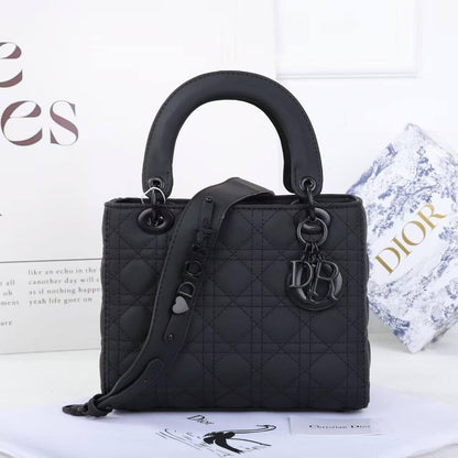 DIOR 

NEW CAME 

GOOD QUALITY 
115 dhs🇦🇪🇦🇪

SIZE: 24cm

Zain295
Zain17
♥️♥️♥️