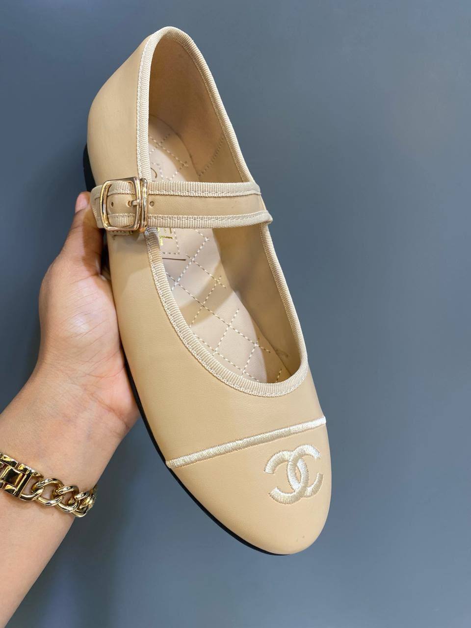 Chanel
Size 36-42 
120 dhs✅

Zain132
♥️♥️♥️