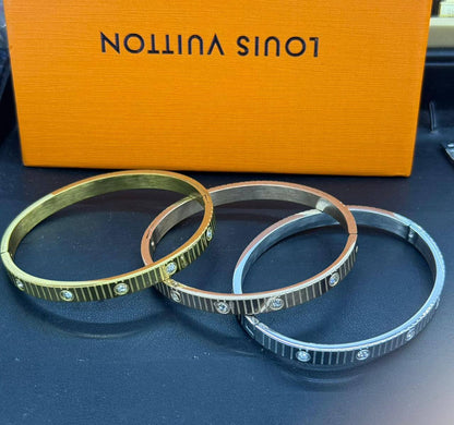 Cartier Bangle* 🤩
Stainless non tarnished 

20 dhs🪙🌨️ simple box 
30 dhs🪙🌨️ name box and bag

Zain48
♥️♥️♥️