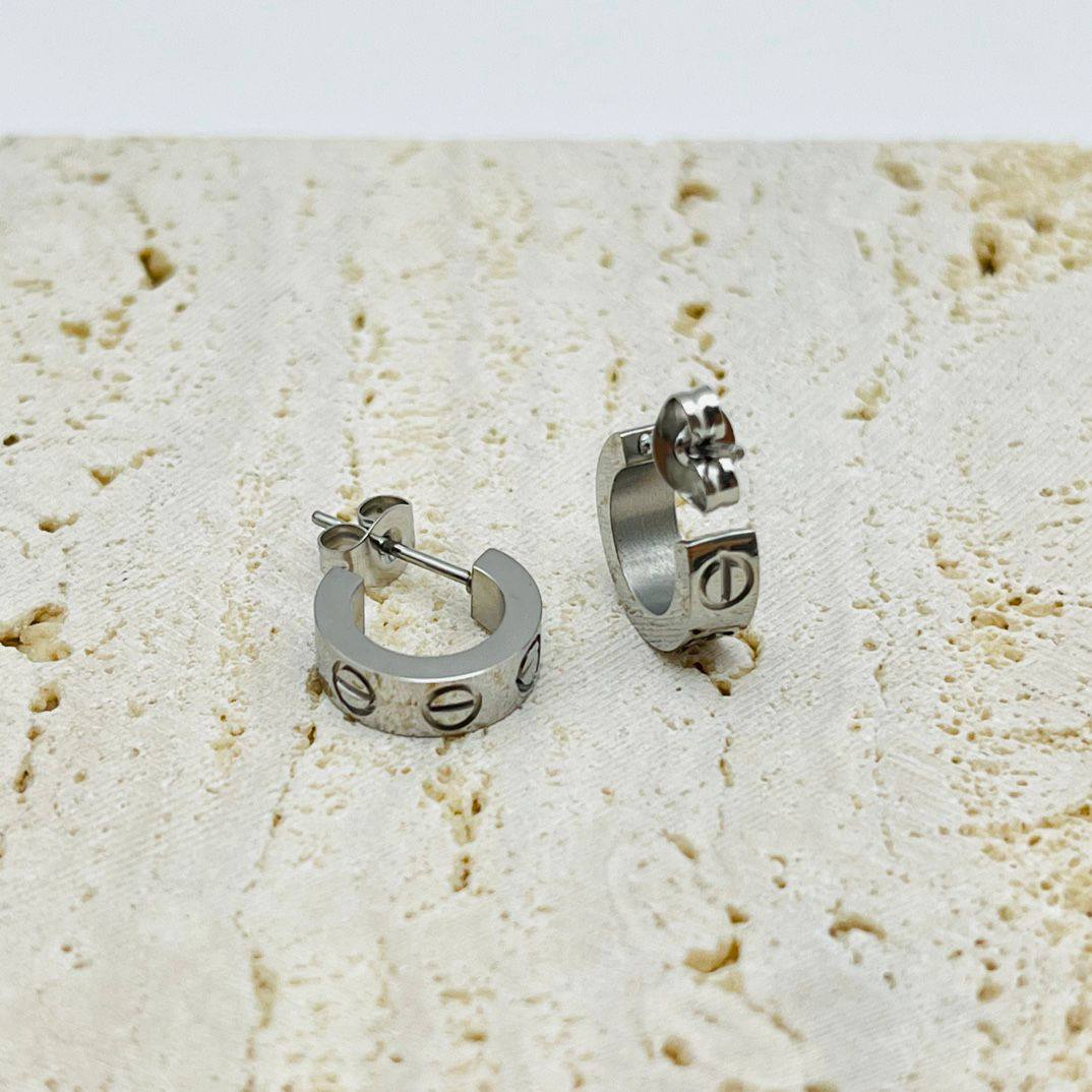 New arrival branded stainless steel with 18k gold plated Small earrings 
20 dhs🪙🌨️
30 dhs🪙🌨️
with branded box and paperbag 
*non tarnish 
*friendly for skin

Zain243
♥️♥️♥️