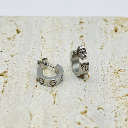 New arrival branded stainless steel with 18k gold plated Small earrings 
20 dhs🪙🌨️
30 dhs🪙🌨️
with branded box and paperbag 
*non tarnish 
*friendly for skin

Zain243
♥️♥️♥️