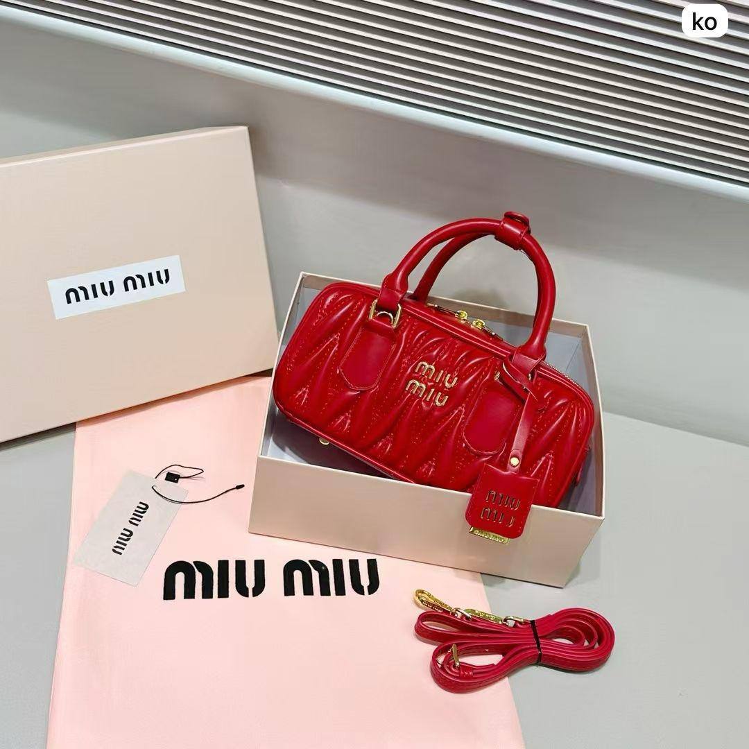 🌸 Miumiu long
1⃣️ First quality +🎁
Size : 22 * 10.5 * 7.5 cm
85 dhs🇦🇪
with box🎁

Zain115
♥️♥️♥️