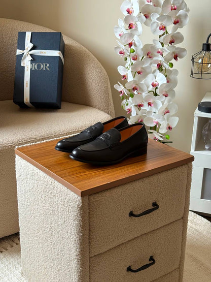 Dior loafer 👞*
*AAA quality*
*size: 40 to 46*
540 dhs💛

Zain185
♥️♥️♥️