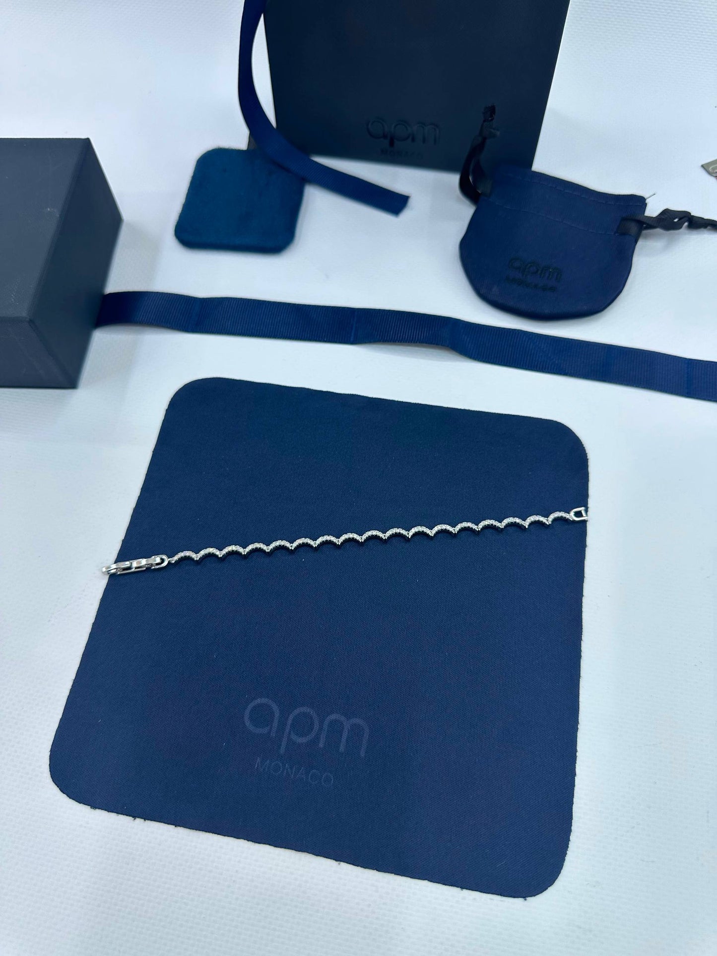 Apm ❤️‍🔥*
Bracelet 🔥
good quality 💯
With normal boxes 🗃️ 
40 dhs✅

With master box 📦 
55 dhs✅

Zain216
♥️♥️♥️