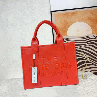 MARC JACOBS
 THE TOTE BAG 
GOOD QUALITY 
MEDIUM SIZE 
115 dhs✅

Zain39
♥️♥️♥️