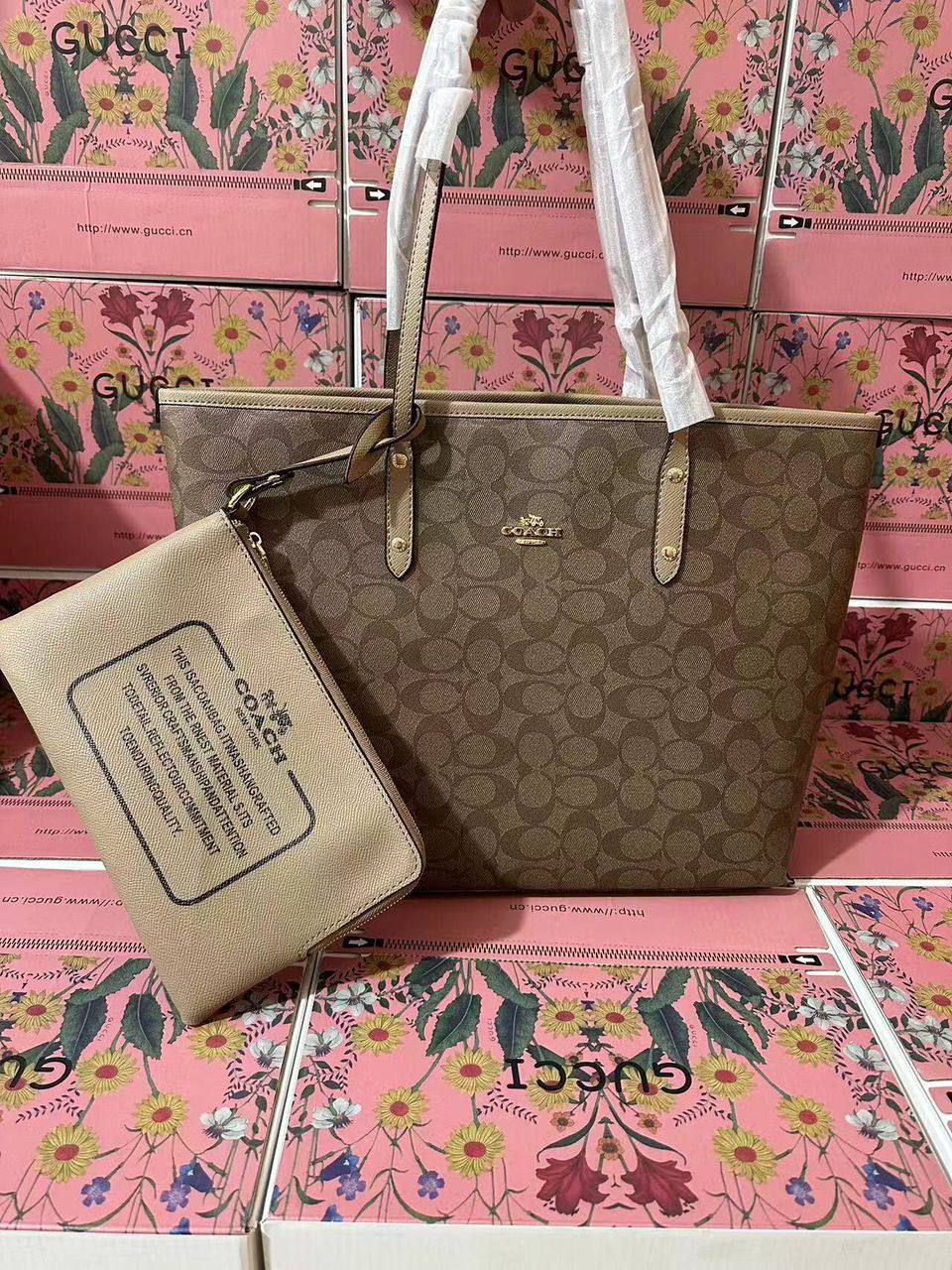 Coach 
100 dhs✅
with box
size 42×14×30cm

Zain42
♥️♥️♥️