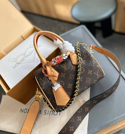 LV
HIGH QUALITY 
WITH BOX 🎁

120 dhs✅

Zain39
♥️♥️♥️