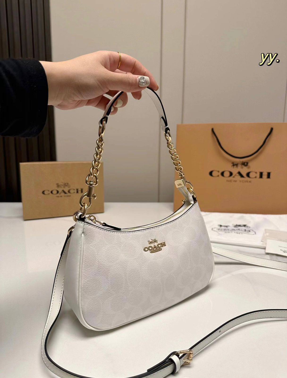 Coach
90 dhs❣️

size：24cm
With the box
🎁🎁🎁

Zain35
♥️♥️♥️