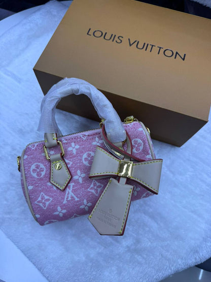 LV

with box
🎁🎁🎁

Size 16:cm
90 dhs✅

Zain114
♥️♥️♥️