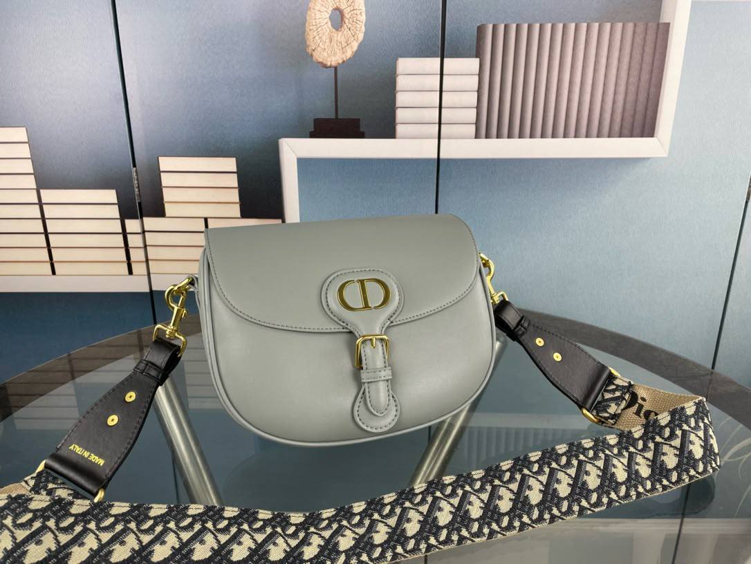 DIOR MASTER QUALITY SPECIAL OFFER WITH BOX 
190 dhs🇦🇪🇦🇪
……(leather)

Zain295
♥️♥️♥️