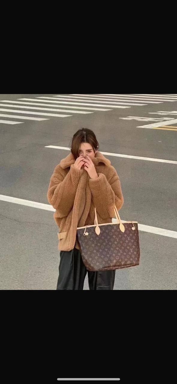LOUIS VUITTON 
size : 47cm
95 dhs🇦🇪🇦🇪

With box🛍️
Nice quality 

Zain331
♥️♥️♥️