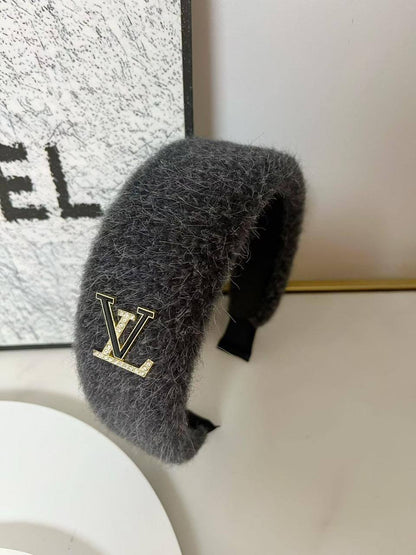 Headband 🔥*
good quality 💯

With paper bag 🛍️
20 dhs🪙🌨️
With master box 🗃️ 
40 dhs🪙🌨️

Zain216
♥️♥️♥️