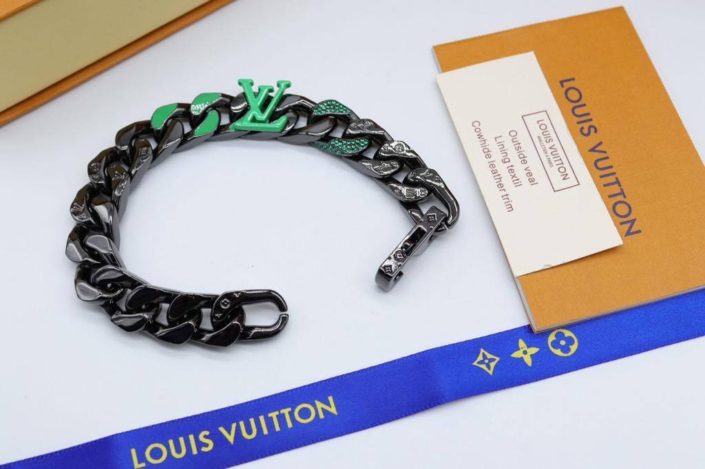 LV 
Master Bracelet 
90 dhs🪙🌨️

Zain32
♥️♥️♥️