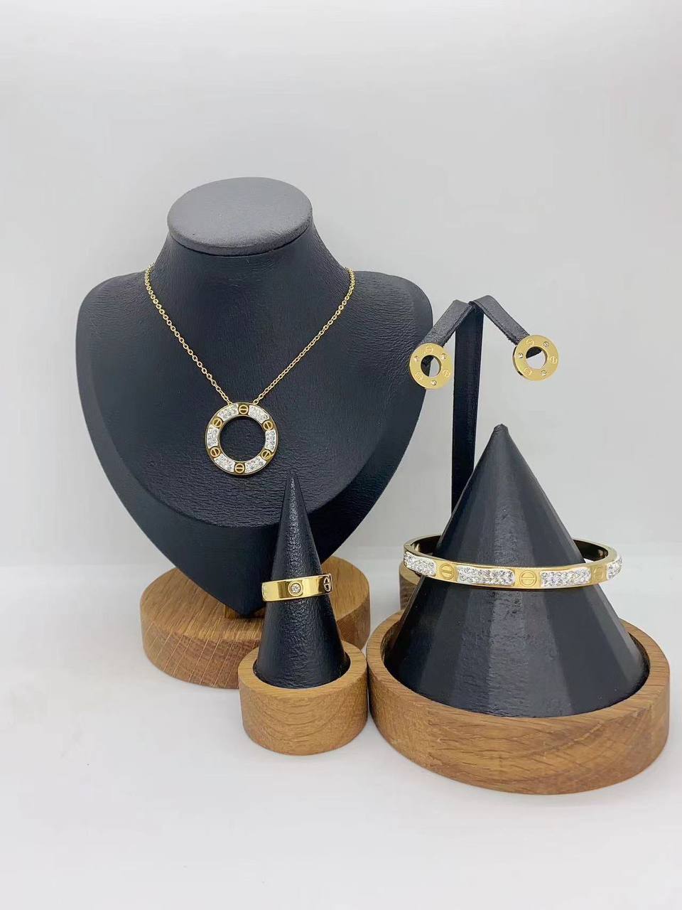 Stainless steel SET 💯
Necklace ❤️‍🩹
Earring 🍁
Breslat ❣️
Ring 💍 free size

With normal boxes 📦 
And paper bag 🛍️

45 dhs🪙💕

Zain216
♥️♥️♥️