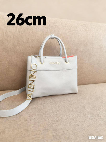 Valentino
115 dhs✅
high quality 
26cm

Zain26
♥️♥️♥️
