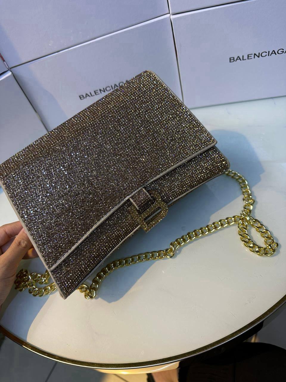 BALENCIAGA 
90 dhs✅
with box

Zain90
♥️♥️♥️