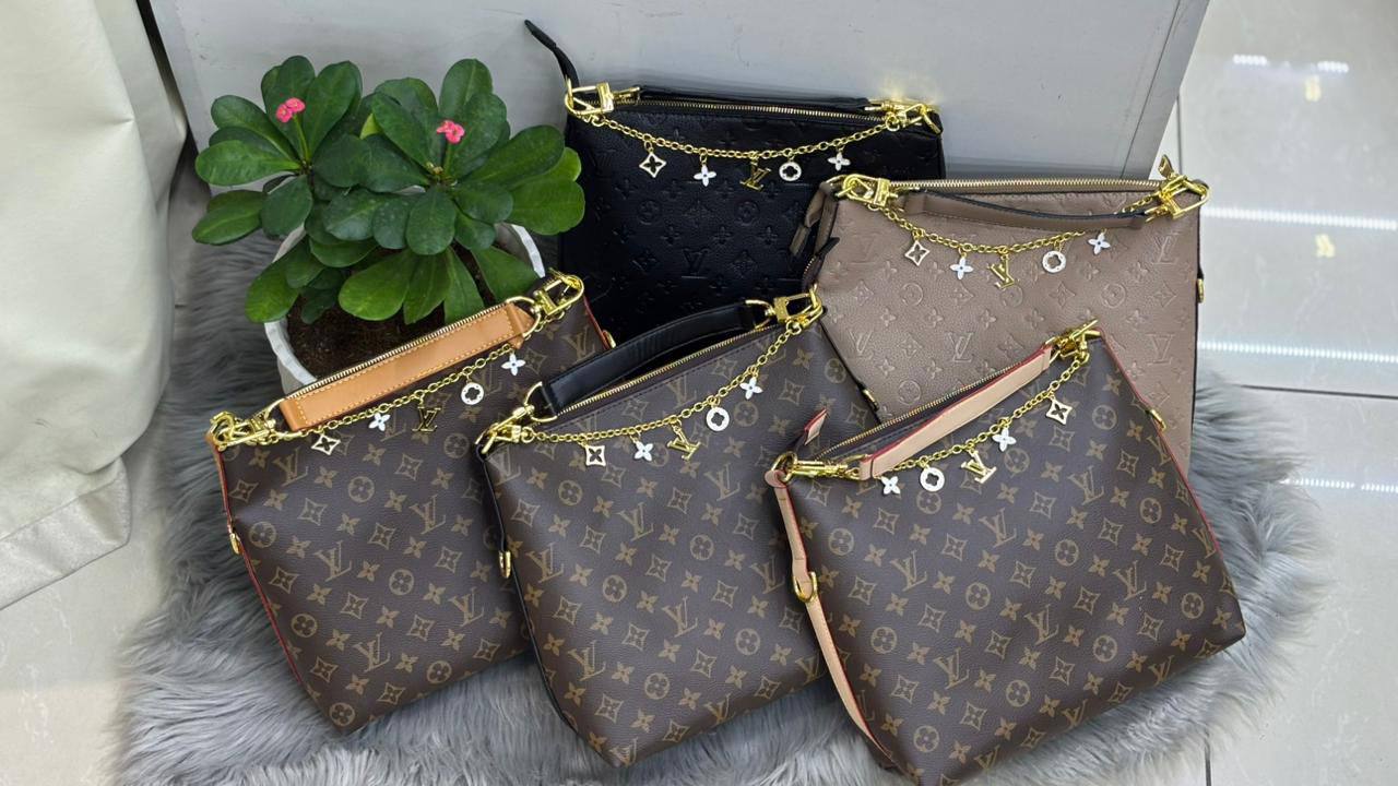 LV
SIZE………. 28CM
95 dhs✅

with BOX
🎁🎁🎁

Zain51
♥️♥️♥️