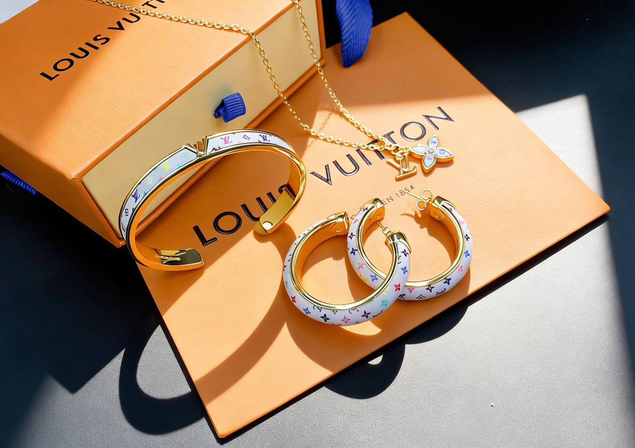 LV SET 
MASTER✨💫
NECKLACE 
BANGLE 
EARRING
 With Box And Paper BAG 
170 DHS🇦🇪🛍️🎁

Zain89
♥️♥️♥️