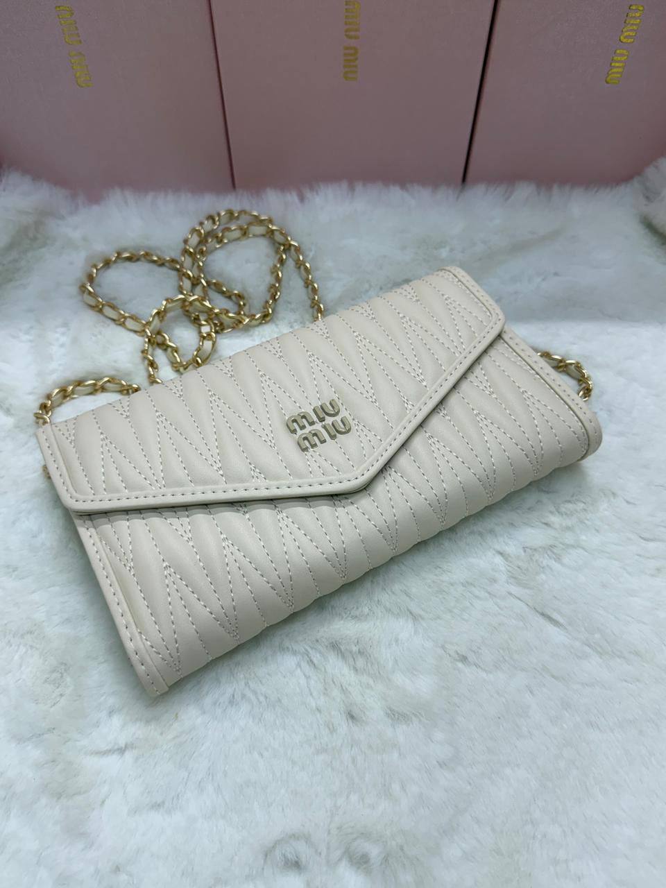 NEW CAME 
MIU MIU BAG
GOOD QUALITY 
45 dhs❣️

WITHBOX
🎁🎁🎁

SIZE- 20*12*3

Zain40
♥️♥️♥️