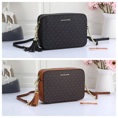 MK

Best quality 

with box
90 dhs🇦🇪🇦🇪

size 23CM

Zain290
♥️♥️♥️