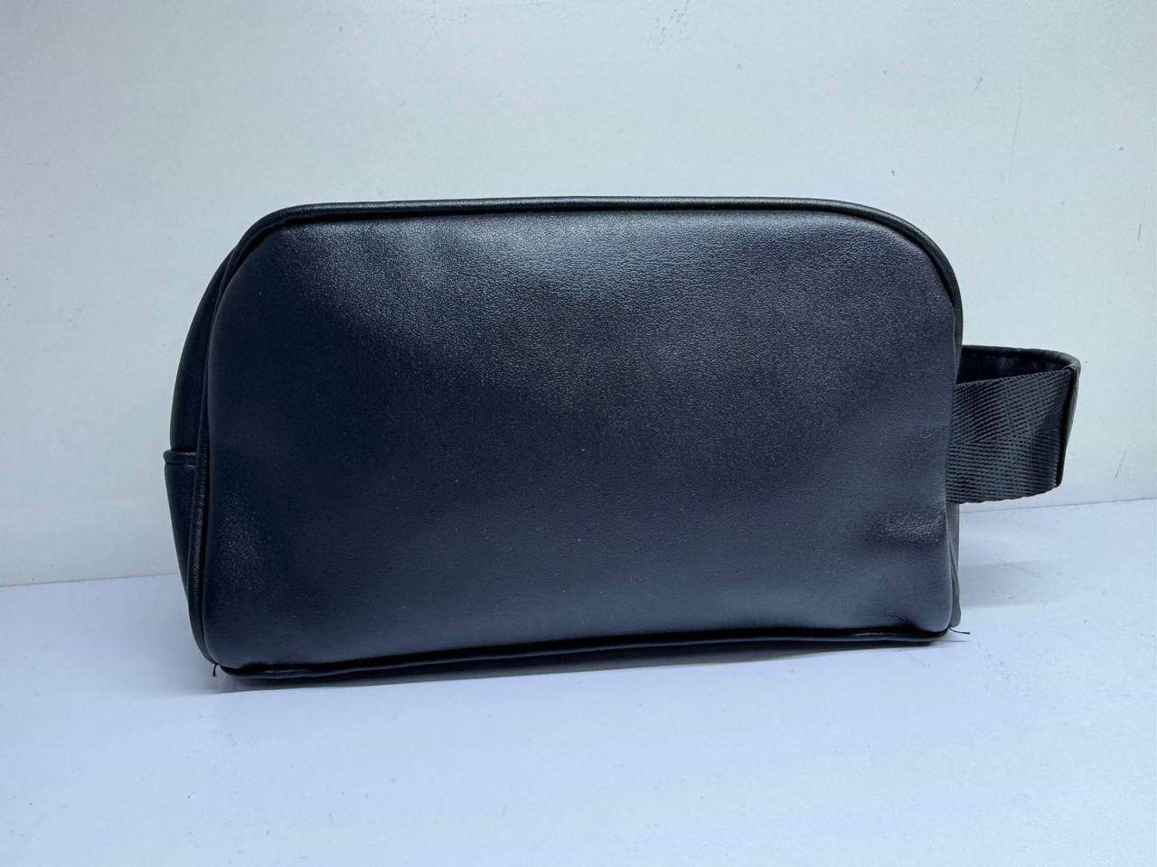 🎉 Man hand bag🎊
Good quality
Size : 21  * 12.5 cm
25 dhs✅

Zain115
♥️♥️♥️