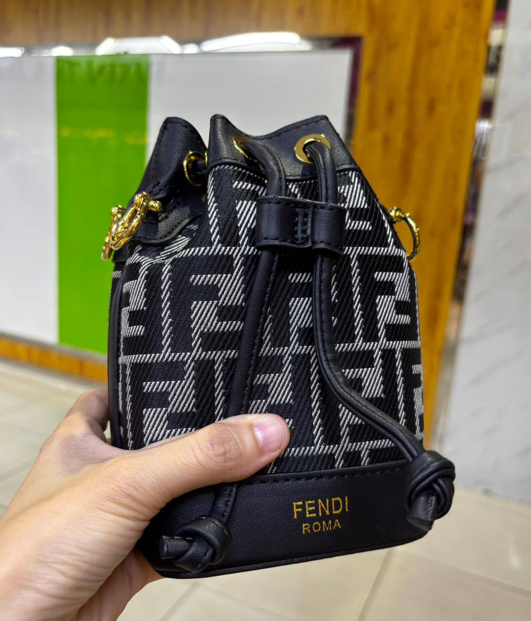 Fendi
good quality, 

comes with box, 🎁🎁🎁

size... 13*20 cm 
85 dhs💓

Zain12
♥️♥️♥️
