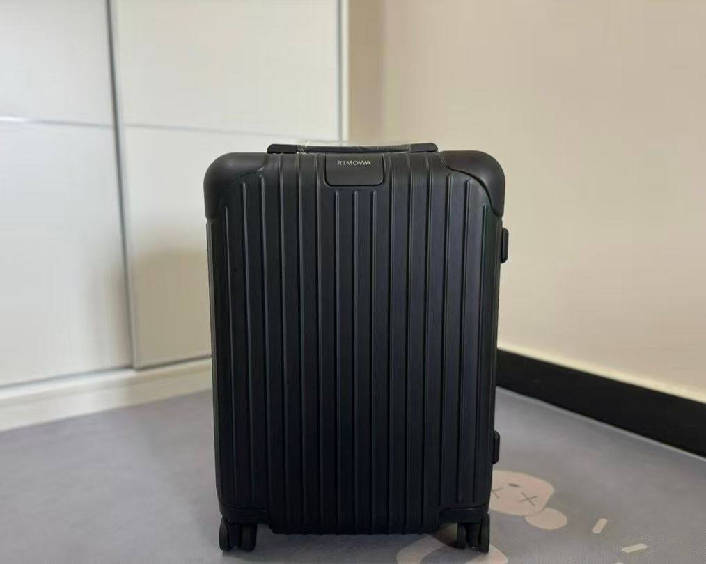 Rimowa Essential 
new came master quality 
480 dhs🌺

Zain39
♥️♥️♥️