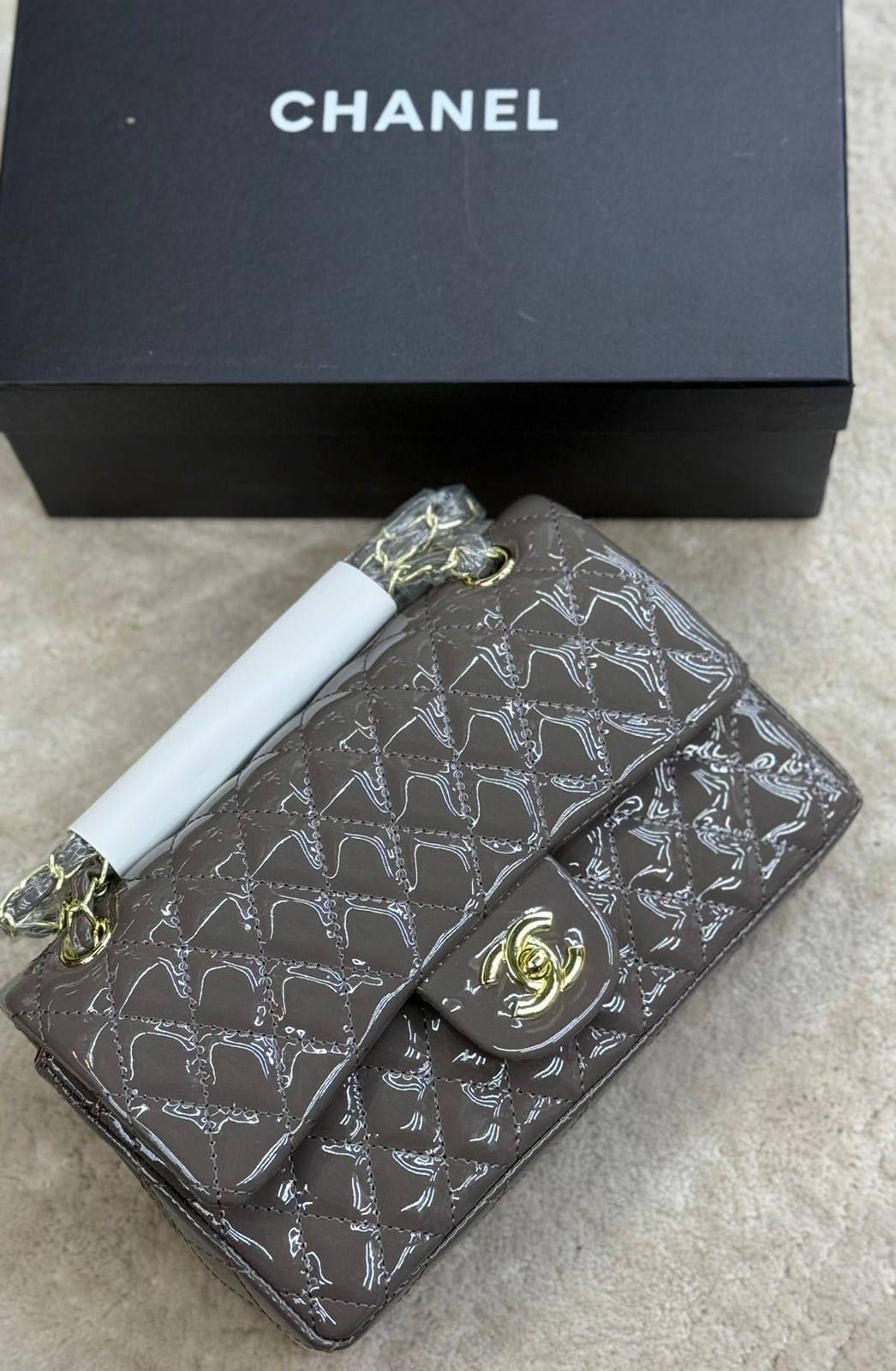 CHANEL CLASSIC GLOSSY 🆕
VERY GOOD QUALITY 💯
110 DHS💓

WITH BOX 📦 
🎁🎁🎁

Zain28
♥️♥️♥️