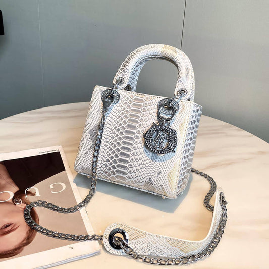 Dior
Best quality 
with box’s 
🎁🎁🎁

120 dhs🪙🖤
size 18cm

Zain158
♥️♥️♥️