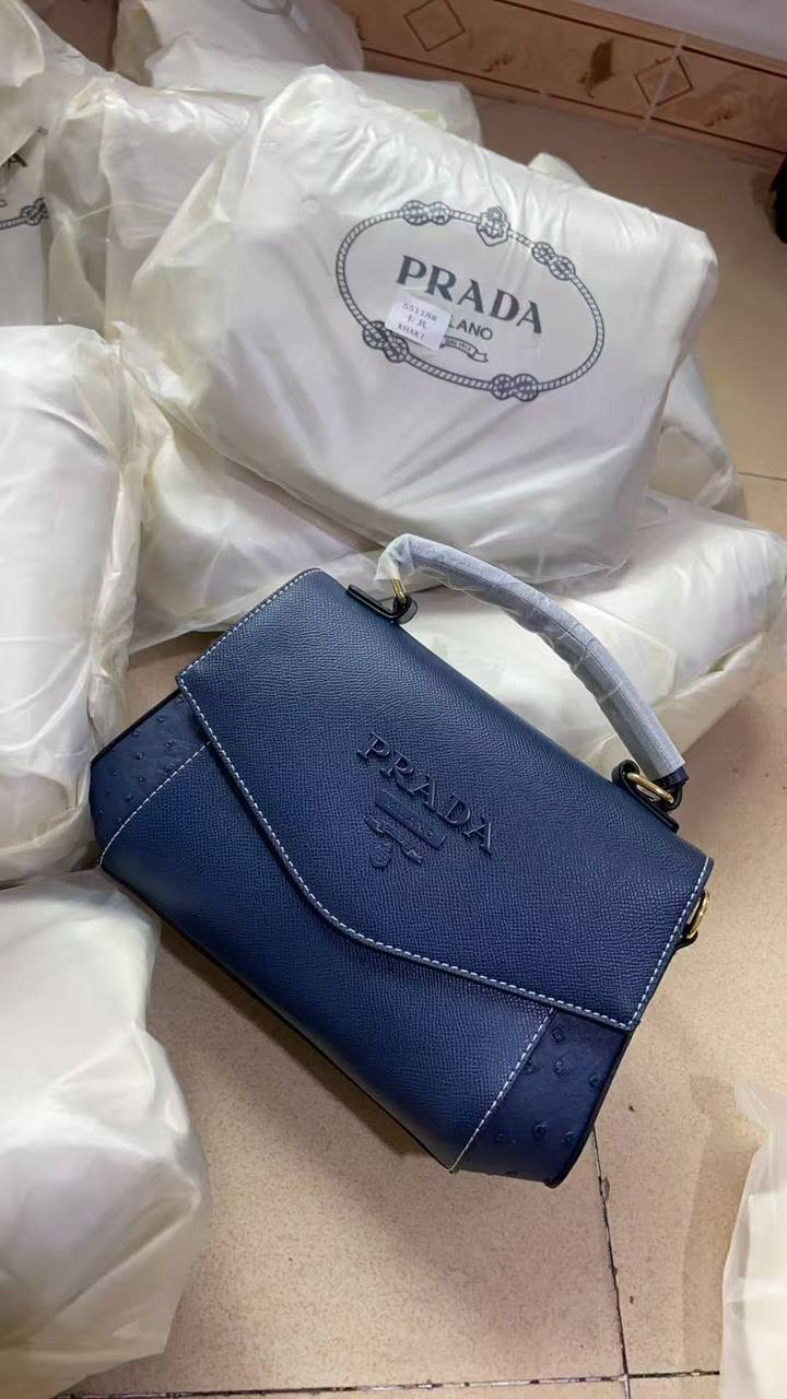 Prada
115 dhs✅

With Box
🎁🎁🎁

Zain50
♥️♥️♥️