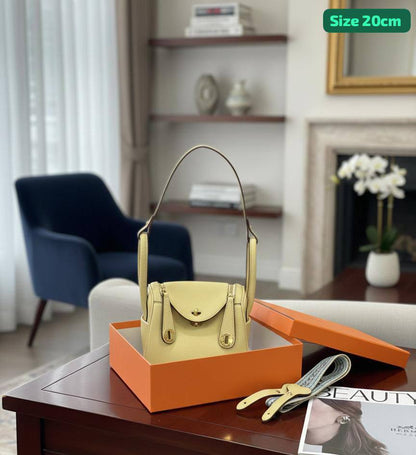 Hermes

Best quality

With box’s
🎁🎁🎁

110 dhs🌺
size 20cm

Zain158
♥️♥️♥️