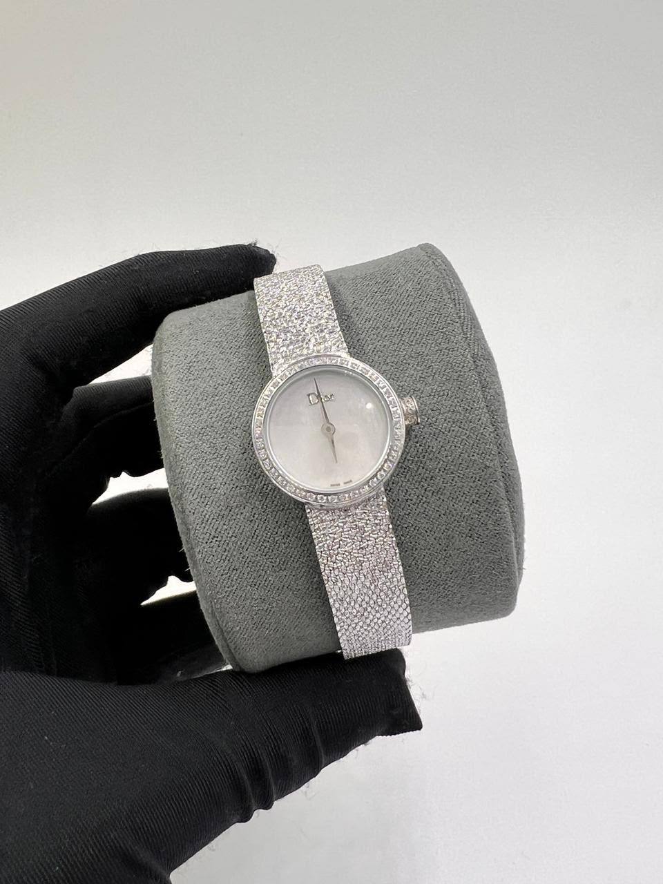 Dior

with box 
280 dhs🇦🇪🇦🇪

19mm

Zain85
♥️♥️♥️
