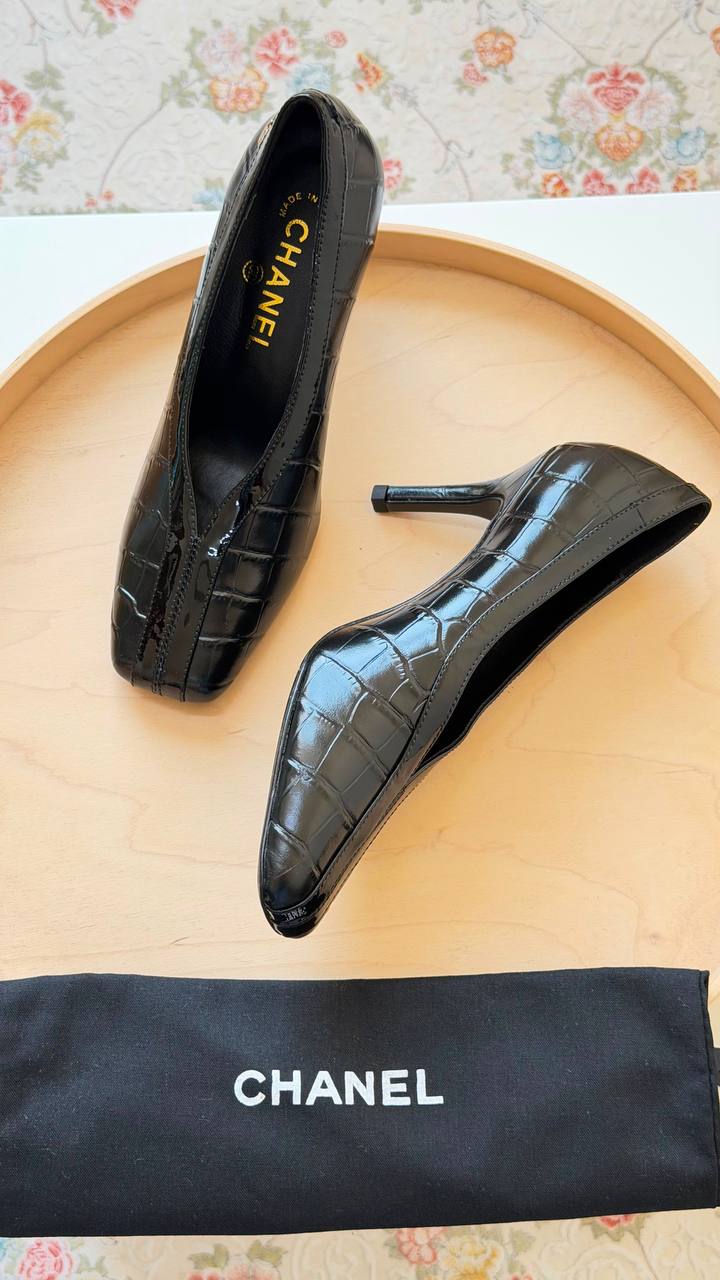 CHANEL
Master quality 
Size: 36 to 41
450 dhs💛

Zain318
♥️♥️