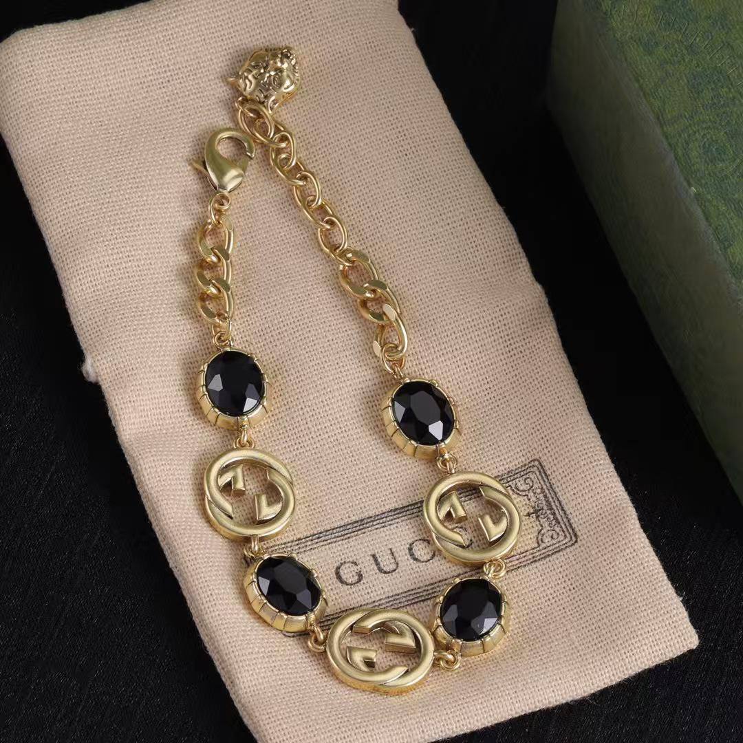 Gucci Set 
Necklace 🍁
Bracelet ❣️
Earring ✨
Master quality 💯
With normal boxes 🗃️ 
130 dhs💓
With master box 📦 
140 dhs💓

Zain216
♥️♥️♥️