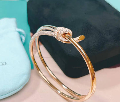 Tiffany 💥*
Bangle 🍁
Master quality 🐦‍🔥
With normal boxes 📦 
90 dhs✅
With master box 🗃️ 
130 dhs✅

Zain216
♥️♥️♥️